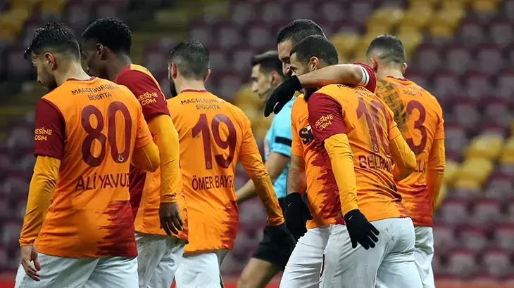 Galatasaray'da ayrılık haberi: Okan Buruk o futbolcunun biletini kesti! 