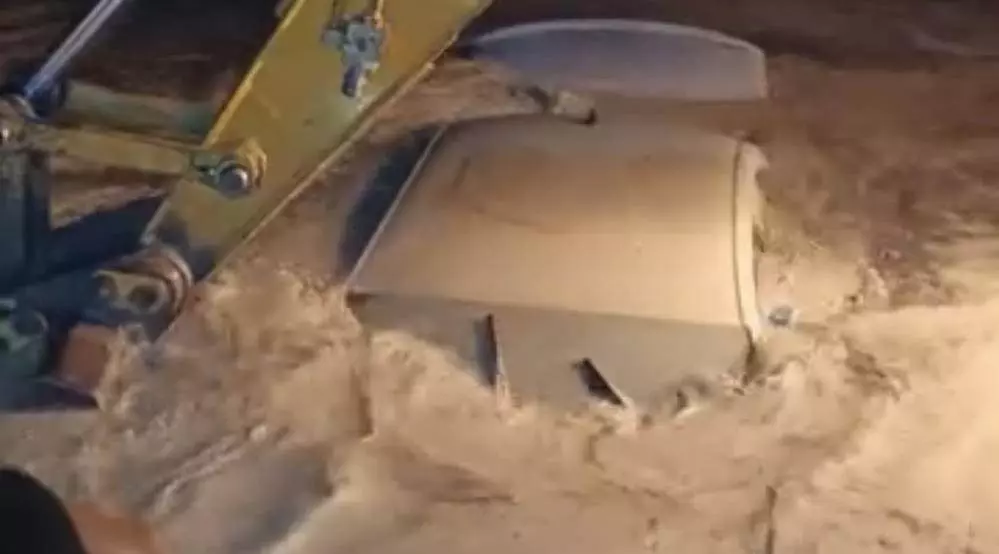 Sağanak yağış can aldı: Sele kapılan araçtan 2 kişinin cansız bedeni çıktı