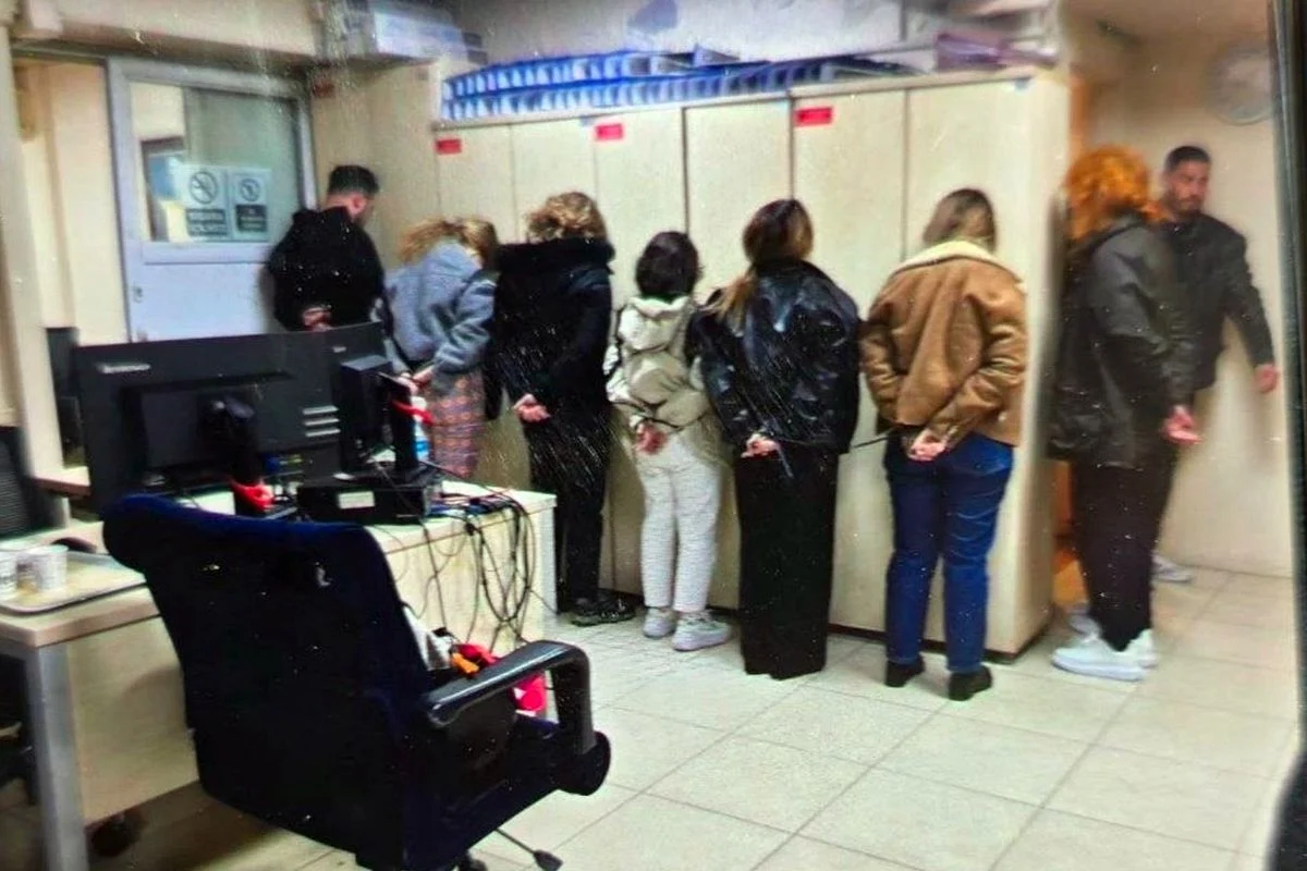 Kamuoyundan büyük tepki gelmişti: Polisle dalga geçen plaza çalışanlarının işine son verildi!