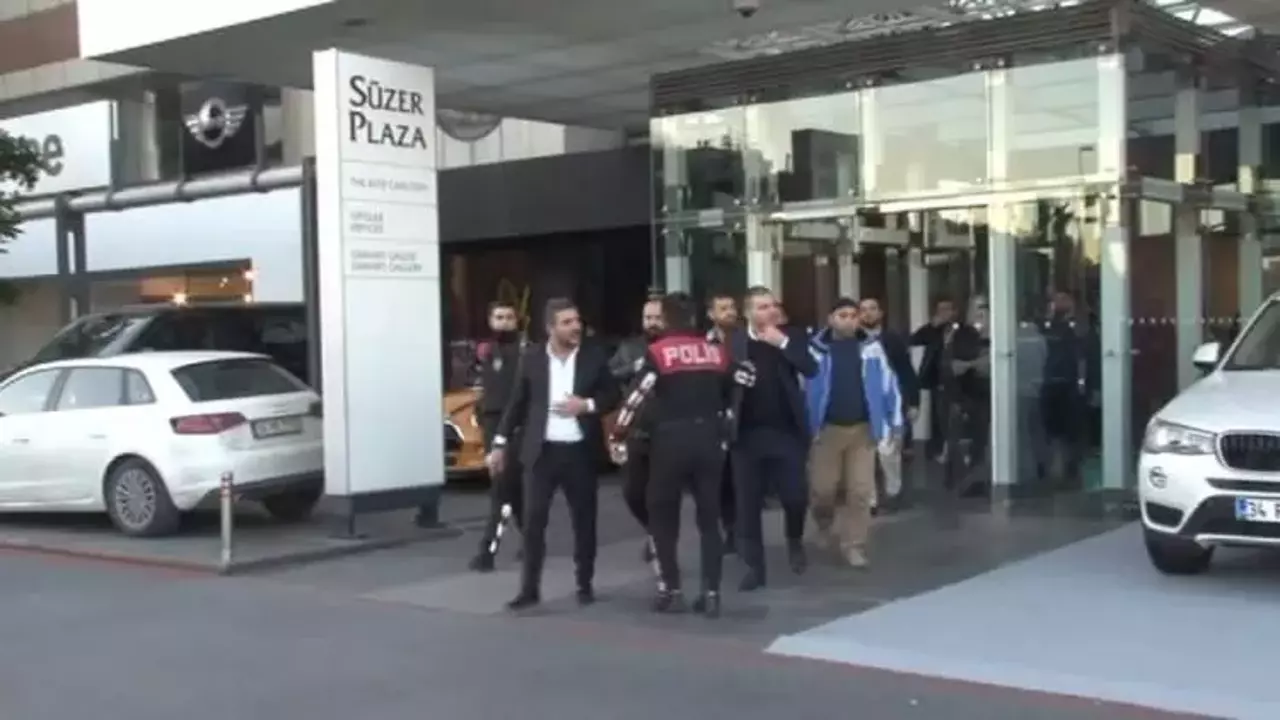 Kamuoyundan büyük tepki gelmişti: Polisle dalga geçen plaza çalışanlarının işine son verildi!