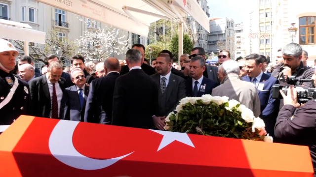 Ünlü siyasetçinin cenazesinde soğuk rüzgarlar esti: CHP'li 3 isim birbirine selam dahi vermedi!