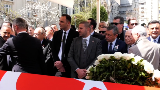 Ünlü siyasetçinin cenazesinde soğuk rüzgarlar esti: CHP'li 3 isim birbirine selam dahi vermedi!