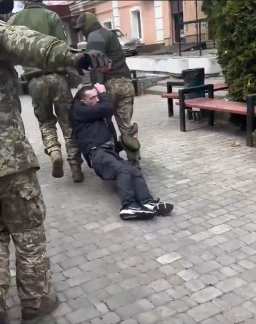 Savaşın sürdüğü o ülkede dikkat çeken görüntü: Sürükleye sürükleye cepheye götürdüler