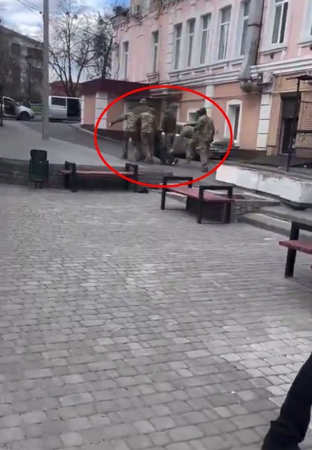 Savaşın sürdüğü o ülkede dikkat çeken görüntü: Sürükleye sürükleye cepheye götürdüler