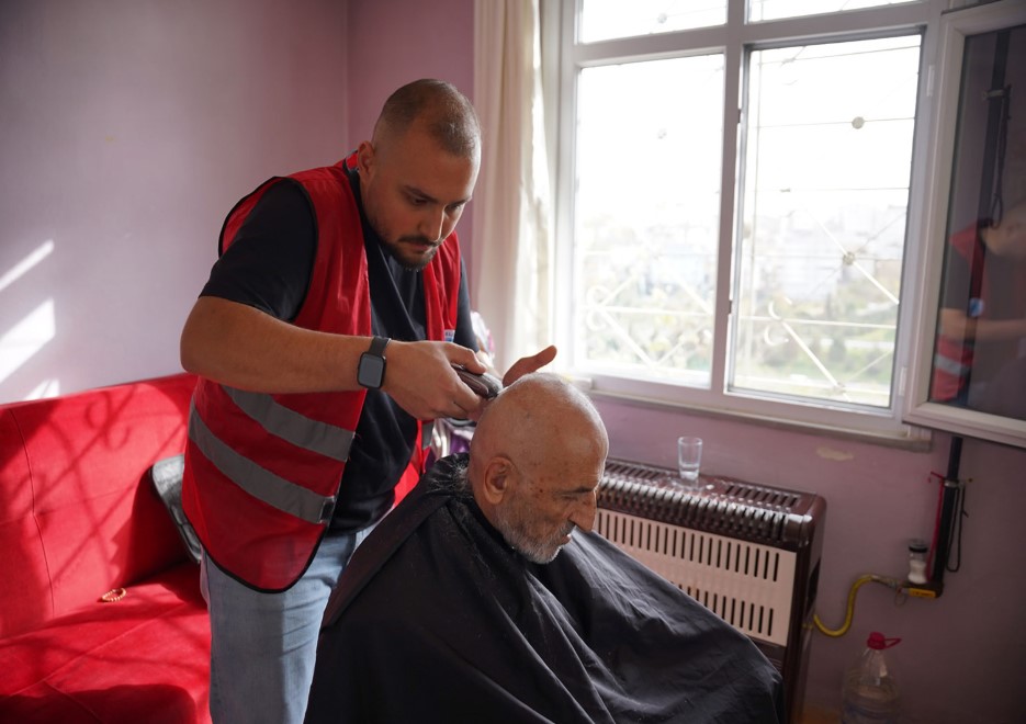 Tuzla Belediyesi’nin ücretsiz berber hizmeti “Komşu Berber” Şelale Park’ta hizmete devam ediyor