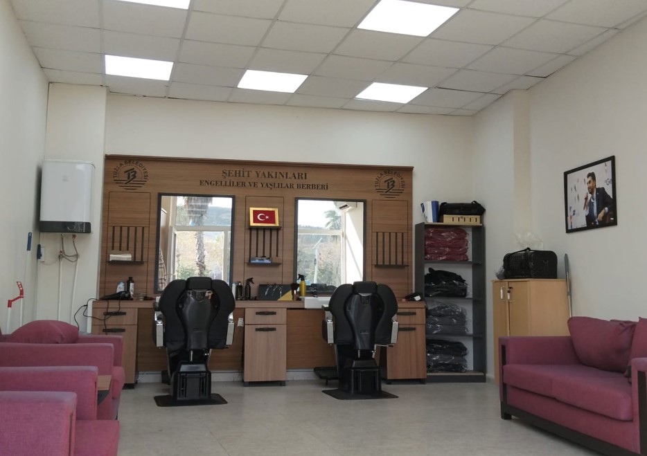 Tuzla Belediyesi’nin ücretsiz berber hizmeti “Komşu Berber” Şelale Park’ta hizmete devam ediyor