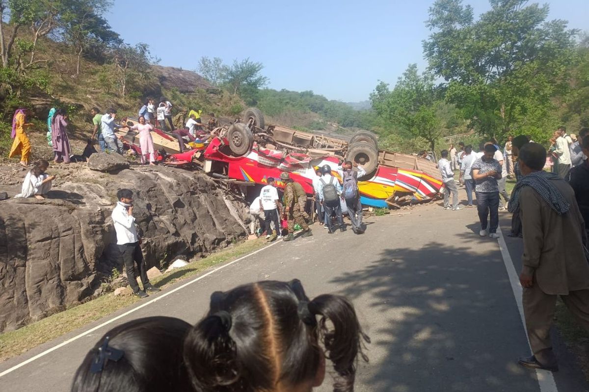 Yolcu otobüsü 30 metrelik yükseklikten aşağı uçtu: 15 kişi kurtulamadı!