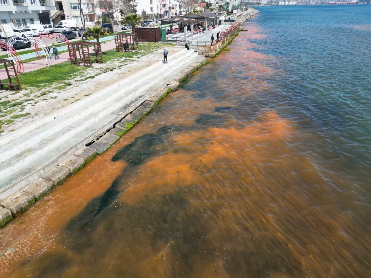 Marmara denizinde endişe yaratan görüntü: Turuncuya dönüşen deniz için uzmanlardan açıklama geldi...