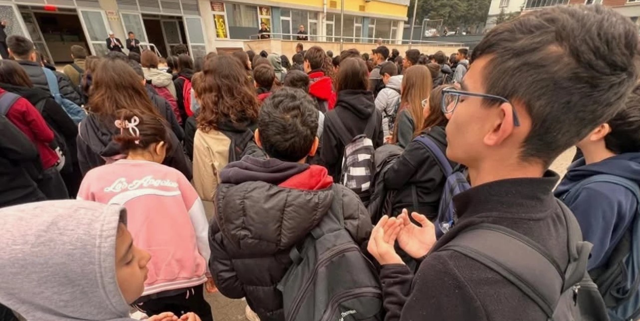 Kahramanmaraş'ta okul saldırısında hayatını kaybeden öğretmen ve öğrenciler için anma programı