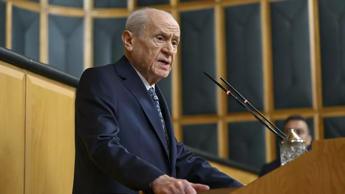 Devlet Bahçeli, Özgür Özel'e verdi veriştirdi: Seçim oyuncak değildir!