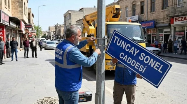 Vali Tuncay Sonel'e tepki büyüyor: Adının verildiği sokağın tabelası yerinden söküldü!