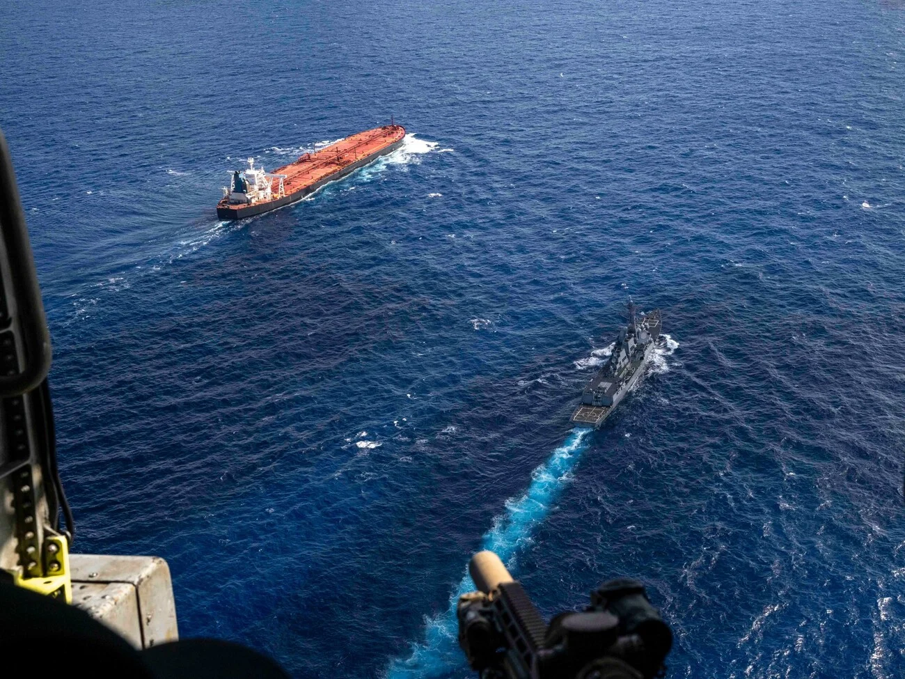 İran, gözü iyice kararttı: Biri İsrail bağlantılı iki gemiyi ele geçirdi!