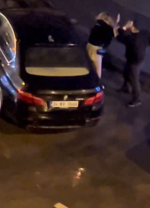 Sokak ortasında dehşet: Evire çevire dövdüğü kadını zorla araca bindirmeye çalıştı! 