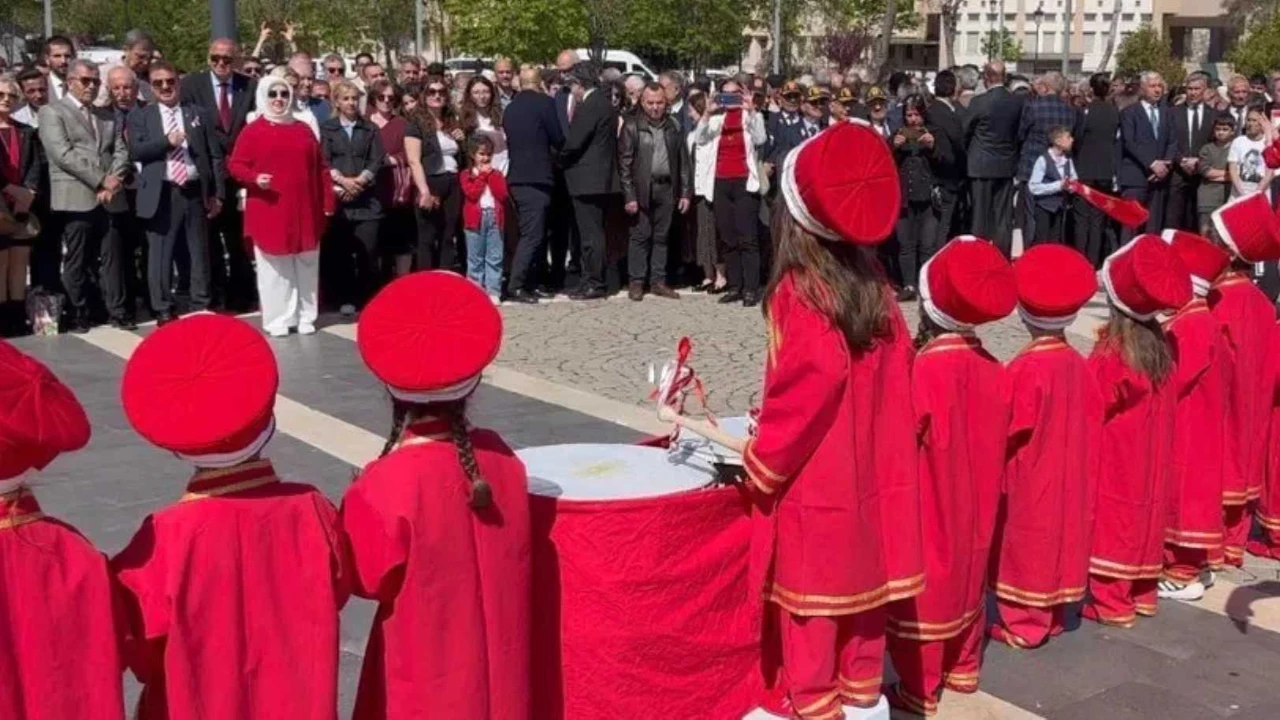 CHP'de skandallar bitmiyor! 23 Nisan töreninde çocukların mehter gösterisine sırt döndüler, Özel'in açıklaması ise 'pes' deditti!