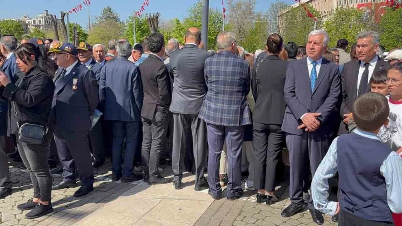 CHP'de skandallar bitmiyor! 23 Nisan töreninde çocukların mehter gösterisine sırt döndüler, Özel'in açıklaması ise 'pes' deditti!