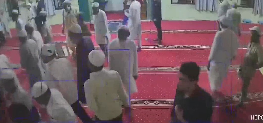 Camide namaz kılan cemaatin ödü koptu: Yılanı gören havaya sıçradı!