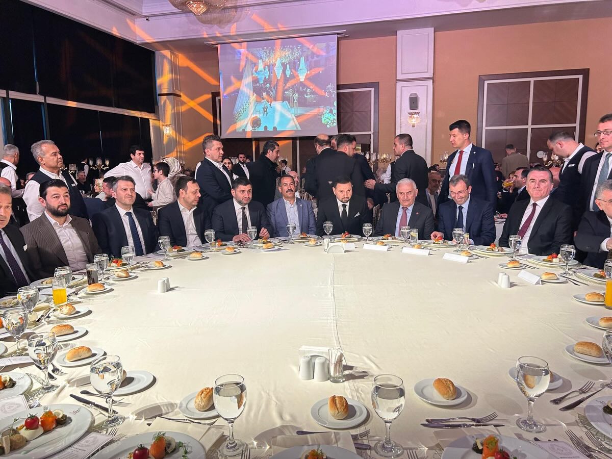 Özdemir ve Tek Ailelerinin Mutlu Günü: Evlatları Görkemli bir Düğün ile Dünyaevine Girdi