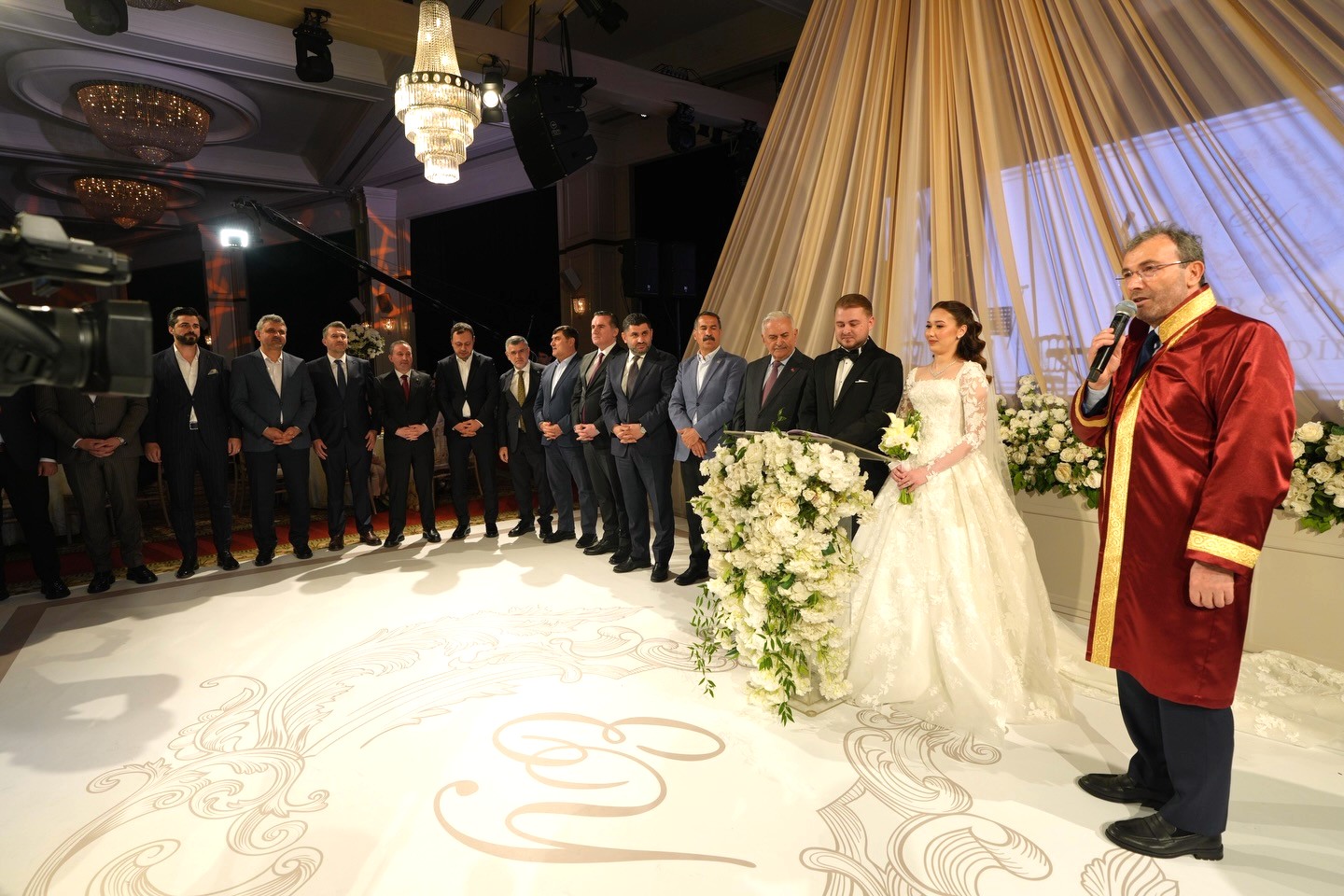 Özdemir ve Tek Ailelerinin Mutlu Günü: Evlatları Görkemli bir Düğün ile Dünyaevine Girdi