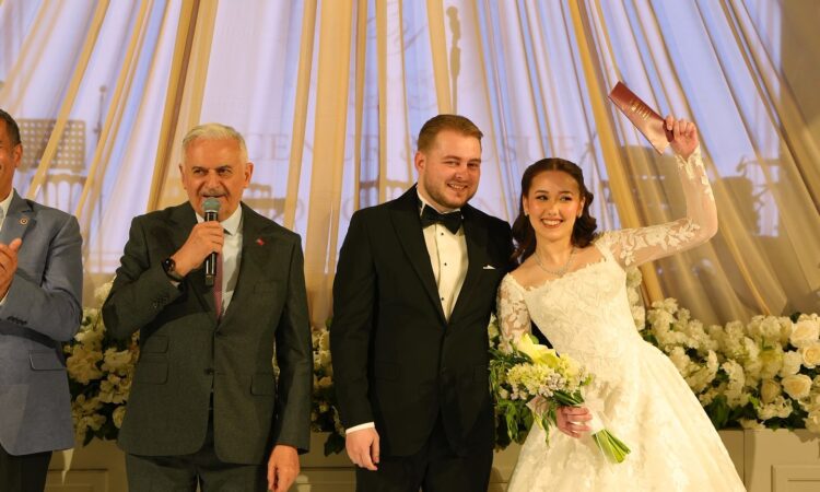 Özdemir ve Tek Ailelerinin Mutlu Günü: Evlatları Görkemli bir Düğün ile Dünyaevine Girdi