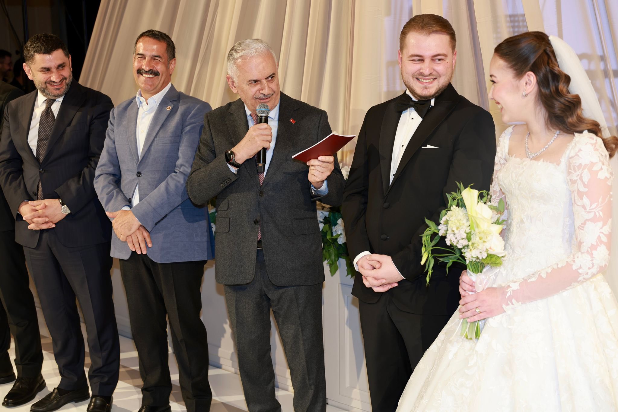 Özdemir ve Tek Ailelerinin Mutlu Günü: Evlatları Görkemli bir Düğün ile Dünyaevine Girdi