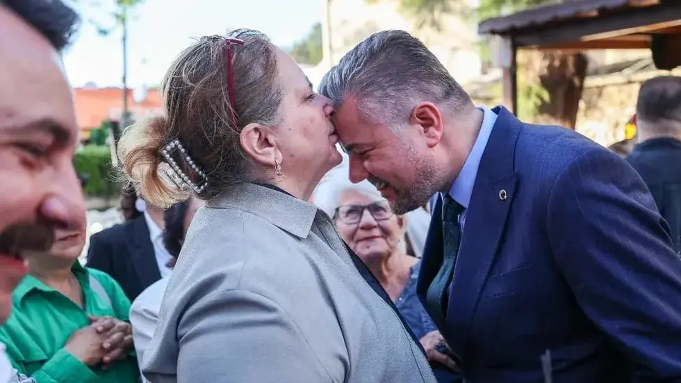 Pişkinliğin böylesi: Memurların protesto ettiği başkan Görkem Duman’a CHP'den tebrik öpücüğü