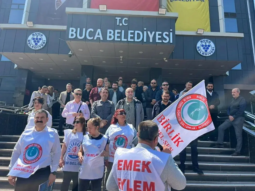 Pişkinliğin böylesi: Memurların protesto ettiği başkan Görkem Duman’a CHP'den tebrik öpücüğü
