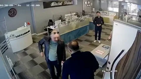 Erzurum'da olay görüntüler: Avukata makamında bıçakla saldıran şüpheli serbest bırakılınca baro ayağa kalktı