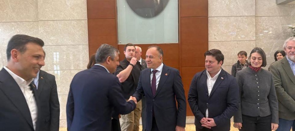 CHP Pendik’ten Özgür Özel’e Havalimanı Karşılaması