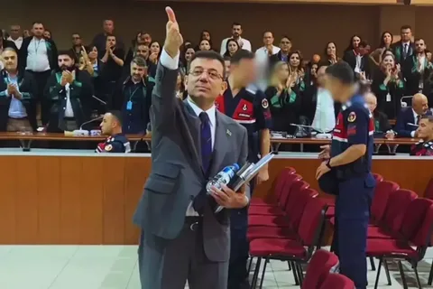 İmamoğlu ve avukatlarının girdiği duruşma başlamadan bitti: Mahkeme başkanı saygısızlığı kabul etmedi
