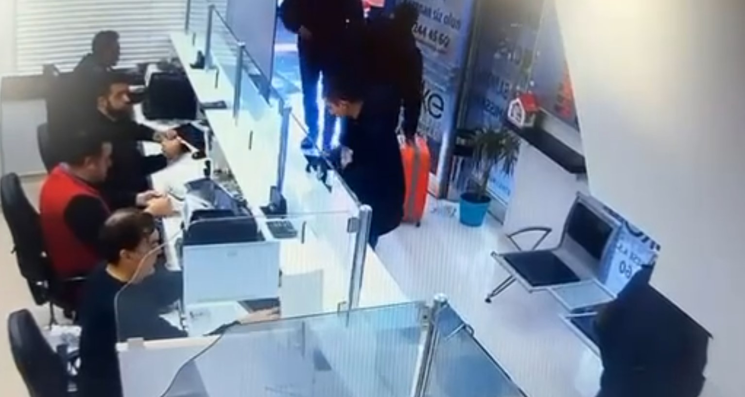CHP'li Muhittin Böcek'in oğlu bavul bavul parayı bakın nasıl götürmüş!