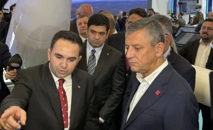 CHP Lideri Özel hayranlığını gizleyemedi: SAHA Expo 2026 ziyaretinde Yıldırımhan'ın önünde poz verdi