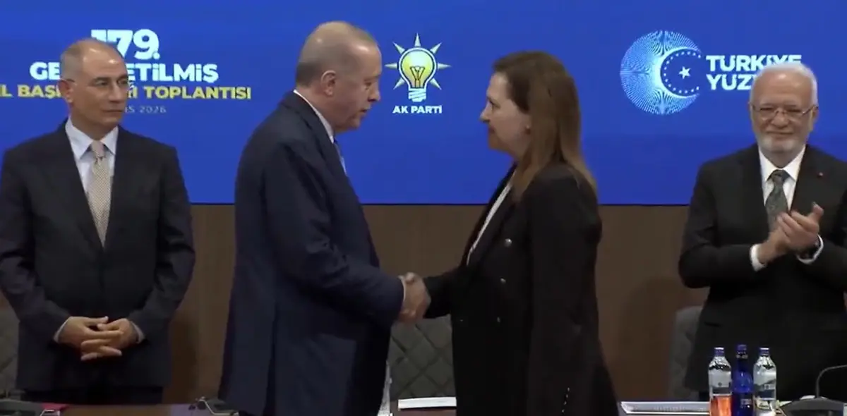 AK Parti'ye katılan Burcu Köksal'dan ilk açıklama: Aileye, toplumun değer yargılarına saygı duyanlarla aynı yolda yürüyeceğim