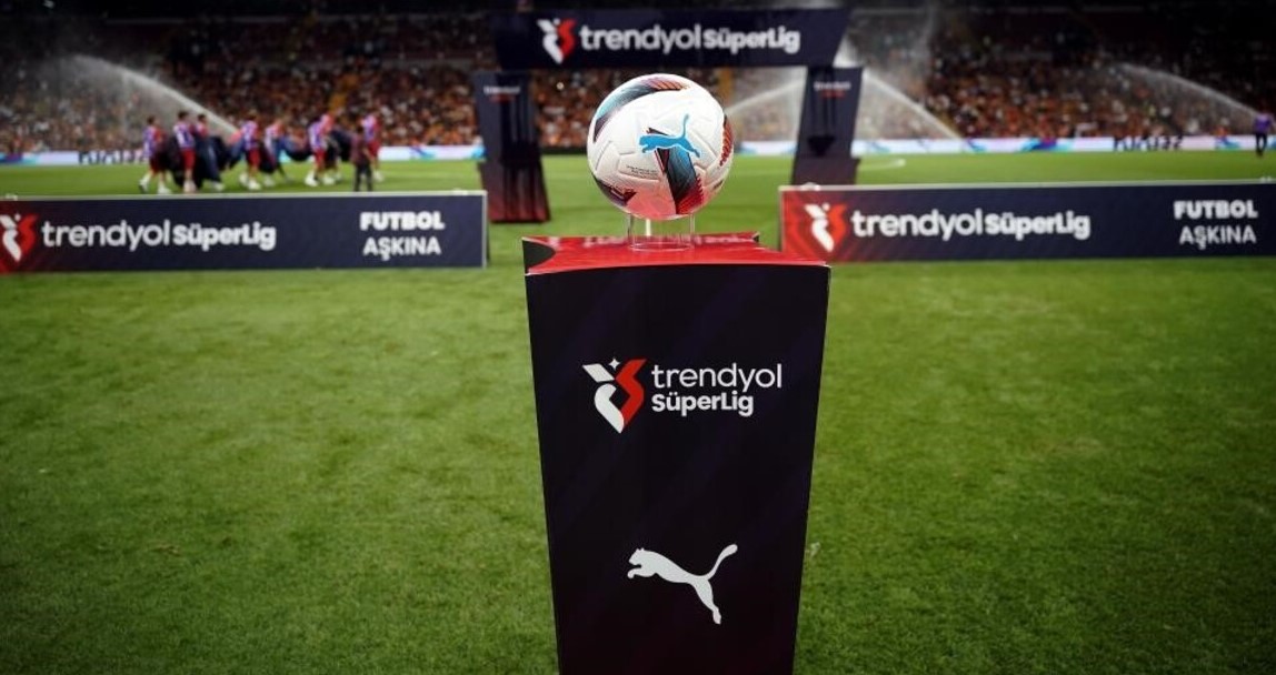 Süper Lig'in sezon finalinde heyecan dorukta! 4 takımdan hangisi lige veda edecek? İşte takımların puan durumu...