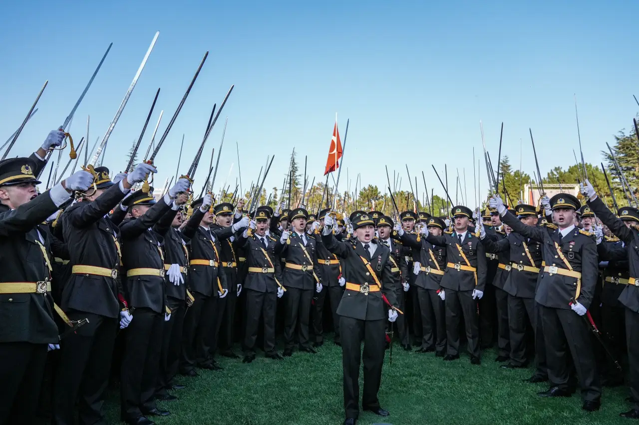 CHP’li Özel ve Yalım'ın ihraç edilen teğmenler için skandal yazışmaları ifşa oldu: Çok iyi tüm askeri personeli yanımıza çekeriz