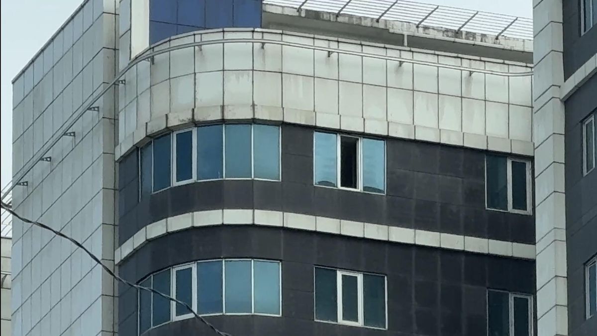 Bıçaklanıp hastaneye kaldırılan genç, 10. kattaki pencereden düşerek hayatını kaybetti
