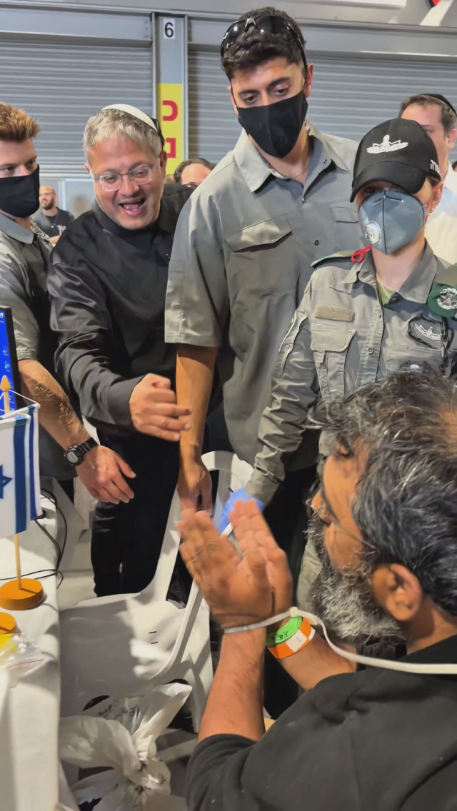 Alıkonulan Sumud aktivistlerinden cesur duruş! Ben-Gvir'in yüzüne "Özgür Filistin" diye haykırdı