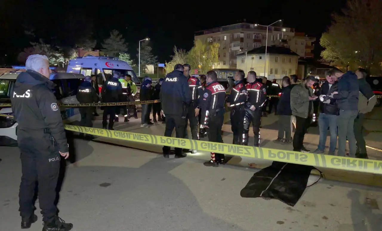 Cami önünde kanlı infaz! Başından vurulan genç hayatını kaybetti