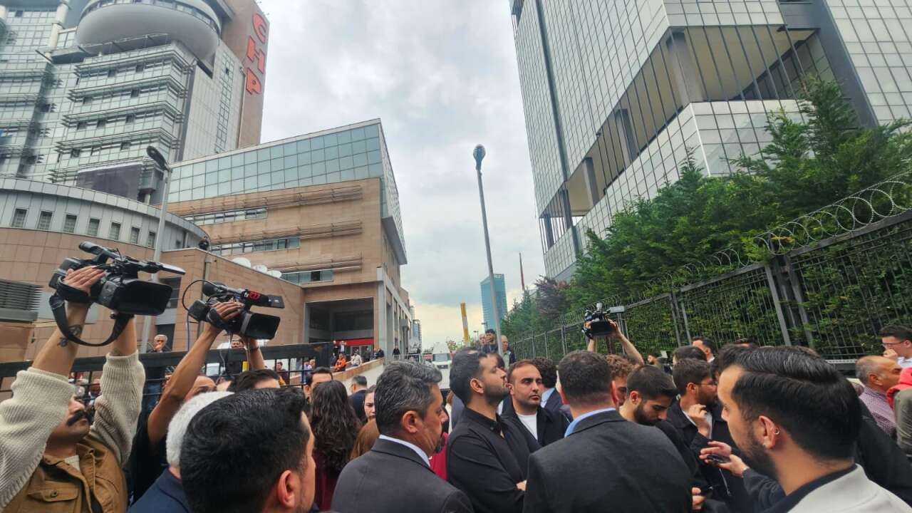 İcra memurları CHP binasına geldi: Mutlak butlan CHP'ye tebliğ ediliyor