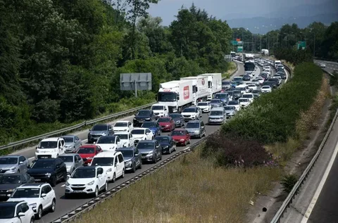 Bayram üzeri yollar kilit: Kuzey Marmara ve Anadolu Otoyolu'nda trafik durdu