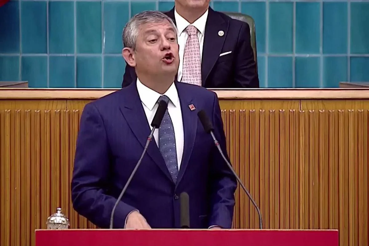 Özgür Özel'in parti grubunda ağzının ayarı kaçtı: Göbek atıyor yavşaklar
