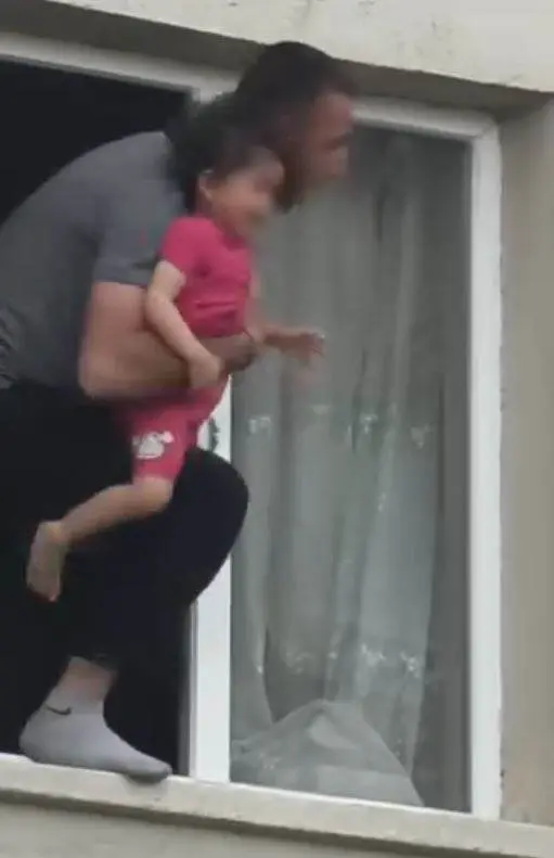 Böyle baba olamaz: 3 yaşındaki kızını rehin aldı!