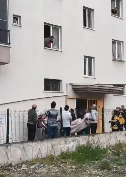 Böyle baba olamaz: 3 yaşındaki kızını rehin aldı!