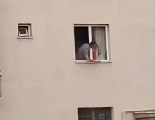 Böyle baba olamaz: 3 yaşındaki kızını rehin aldı!