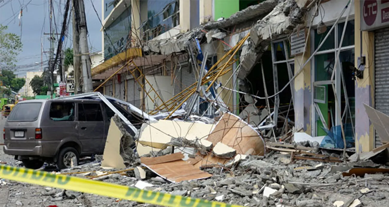 Filipinler'de 7,8 büyüklüğünde bir depremle sallandı: Tsunami alarmı!