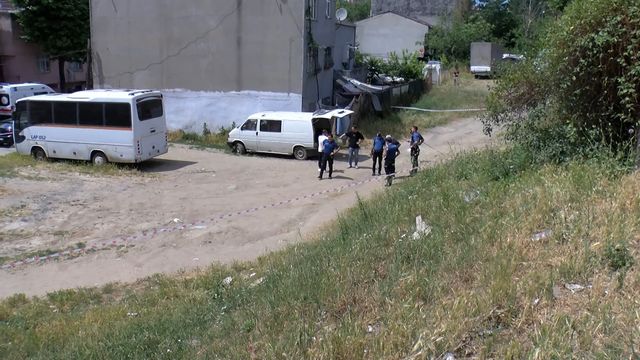 Bağcılar'da şok gelişme: Oyun oynayan çocuklar park halindeki araçta ceset buldu
