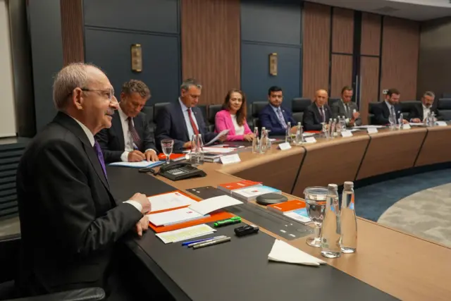 CHP'de büyük şok: Merkez yönetim kurulu düştü, Özgür Özel ekibinden 28 isim Parti Meclisi'nden istifa etti!
