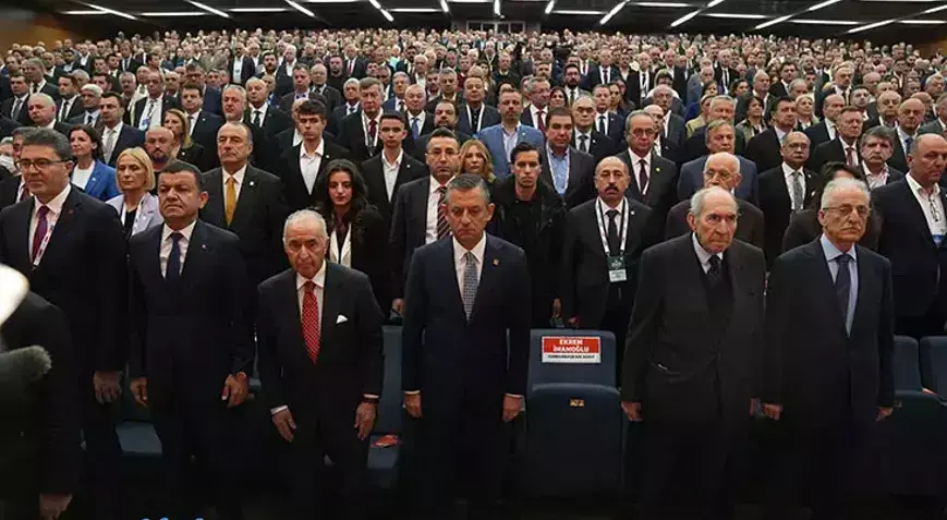 CHP'de büyük şok: Merkez yönetim kurulu düştü, Özgür Özel ekibinden 28 isim Parti Meclisi'nden istifa etti!