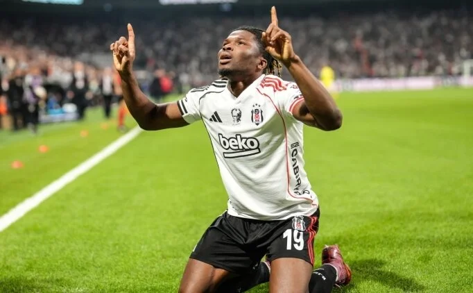 Beşiktaş'la yollarını ayırmıştı! Ünlü forvet şimdi Fenerbahçe'ye gidiyor