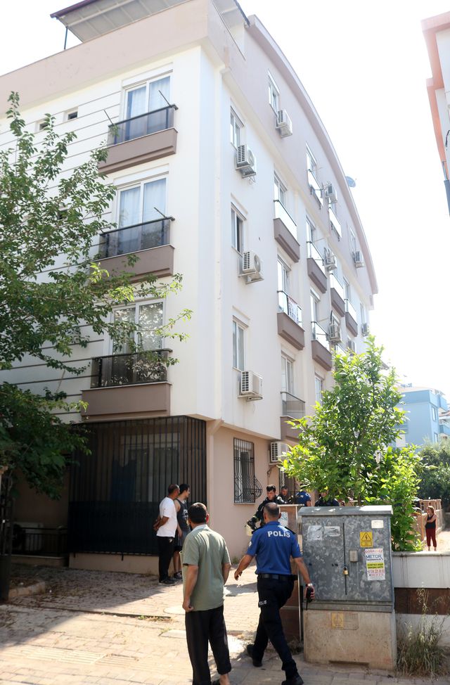 Antalya'da hareketli dakikalar: Sinir krizi geçiren kadın kendini eve kilitleyip ateşe verdi!