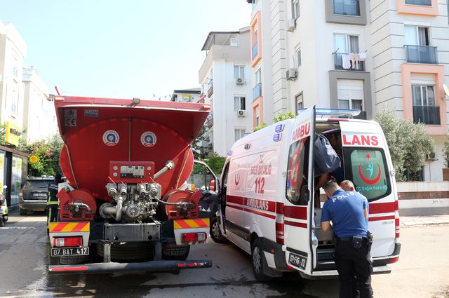 Antalya'da hareketli dakikalar: Sinir krizi geçiren kadın kendini eve kilitleyip ateşe verdi!